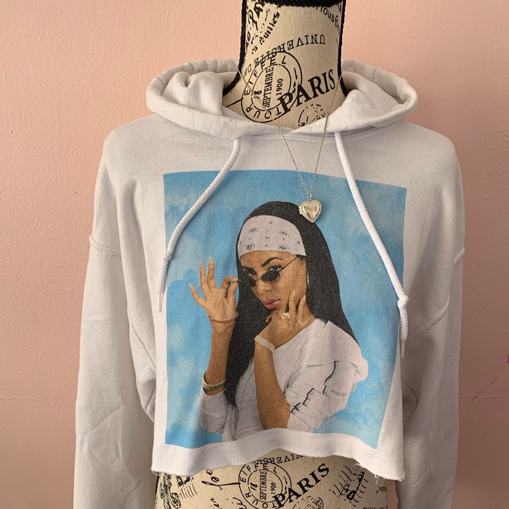 Forever 21 Aaliyah Cropped hoodie😇🤍